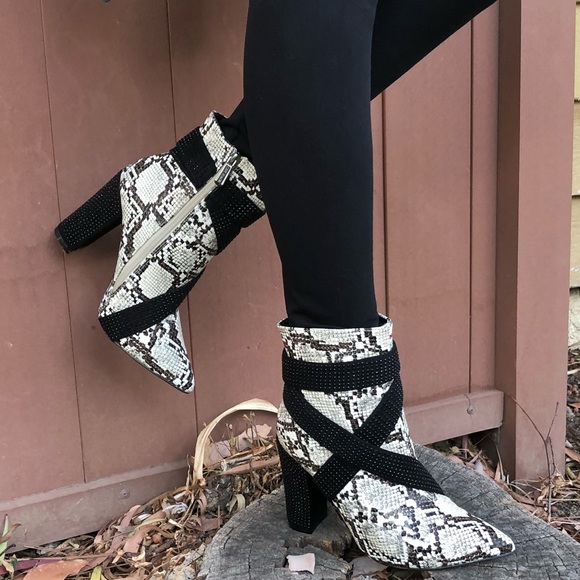 LAST ONE♥️VEGAN STUDDED PHYTON SNAKE SKIN BOOTIES - Picture 7 of 8